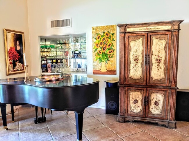 Elegant Living Room - 69940 Los Cocos Ct Unit na