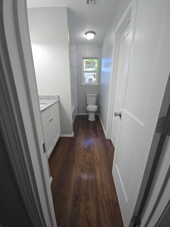 Baño - 507 N Roosevelt Ave