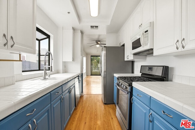 Building Photo - 1059 S Sherbourne Dr Unit 201