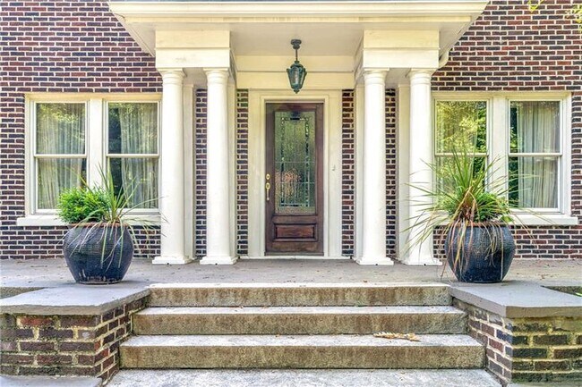 Photo - 979 Springdale Rd NE