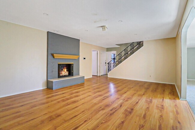 Photo - 2435 E 17th St