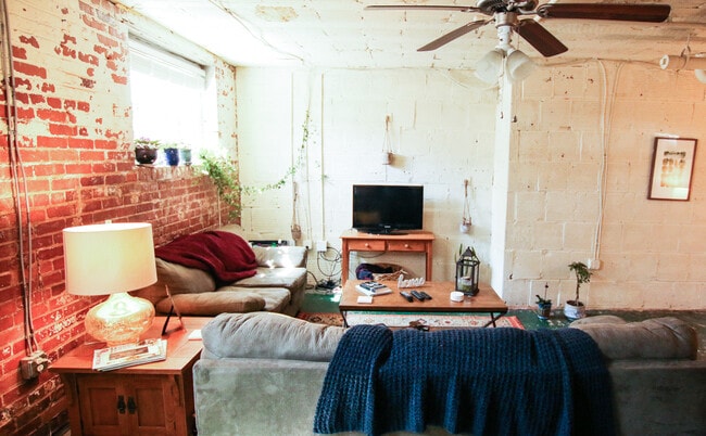 Photo - 615 Lindsay St