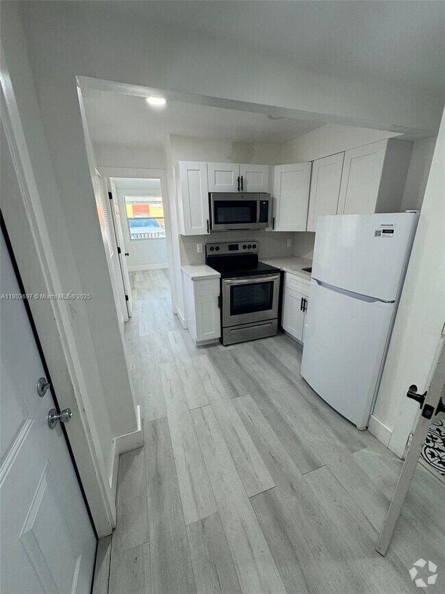 Building Photo - 720 NW 56th St Unit 3 Rental