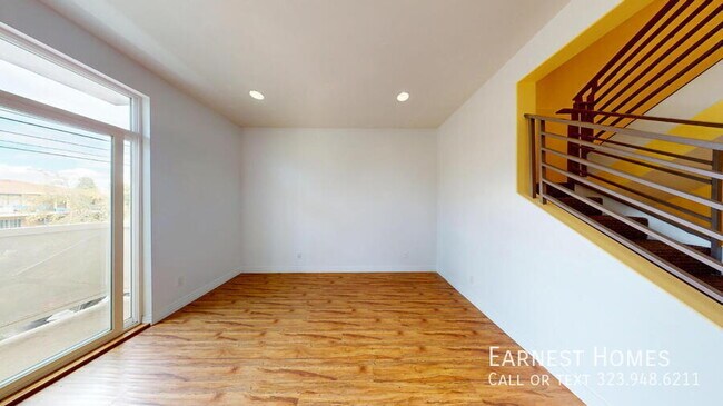 Photo - 11622 Oxnard St