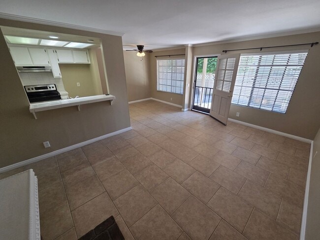 Building Photo - Large 3 Bedroom 2 Bath Townhouse