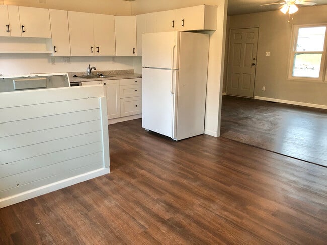 vista desde el área de comedor en la cocina y la sala de estar - 1824 Miller Dr