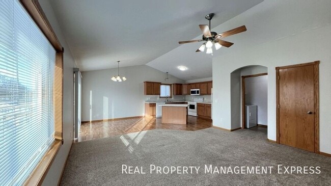 Photo - Spacious 4 Bed, 2 Bath Home in Northeast S...