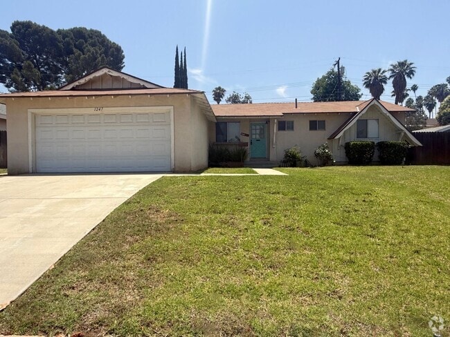 Building Photo - Beautiful 3 bedroom, 2 bathroom home in Re...