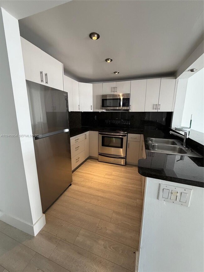 Photo - 600 NE 36th St Unidad 1205