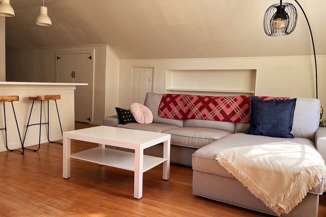 1226 -1228 Belmont Terrace Unidad SMD 1226 1/2  Garage Apt