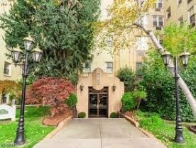 Building Photo - 19 Lyons Ave Unit 604