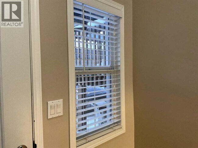 Photo - 4729-4745 45 St