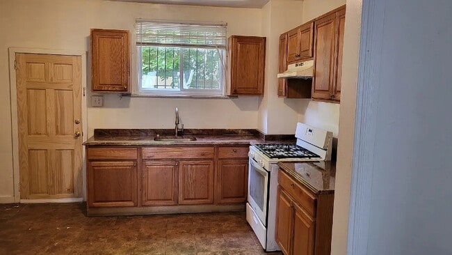Building Photo - 1824 Hoffman St Rental