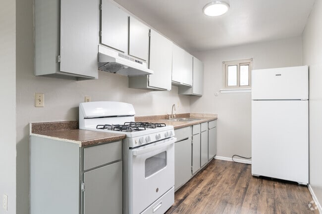 2BR, 1BA - 625SF - Kitchen