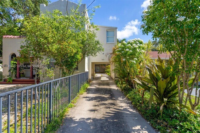 Building Photo - 1045 NE 131st St Unit A2