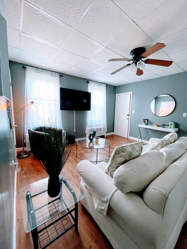 Building Photo - 463 Linden St Unit 2 fl