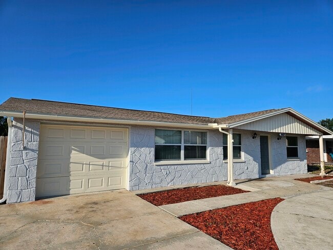 Building Photo - 3410 Eisenhower Dr Rental