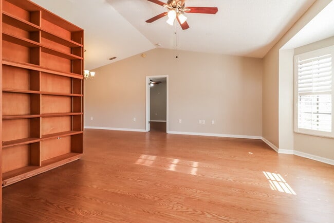 Photo - 8533 Gum Tree Ave