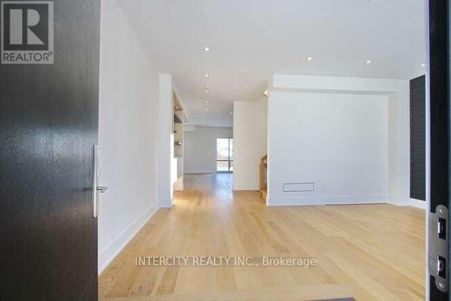 Photo - 247 Alderbrae Ave