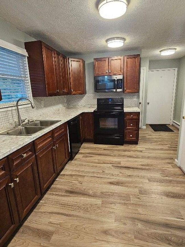 Photo - Spacious 3 Bedroom Single Family Home Bloo...