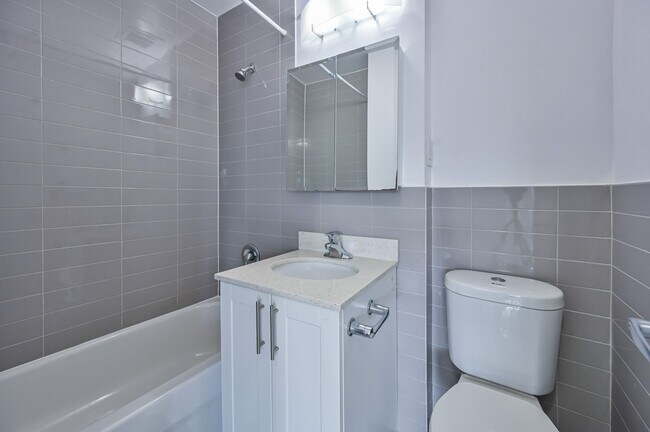 Building Photo - 250 St George St Unit 00401