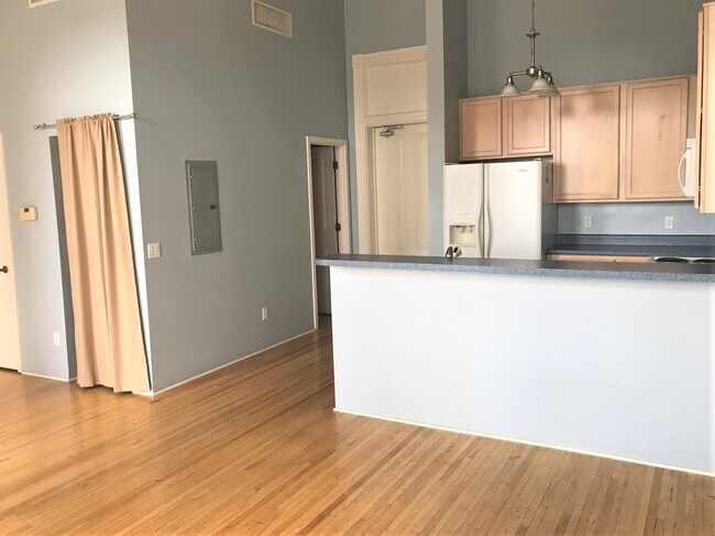 Photo - 460 S 6th Ave