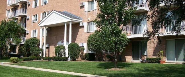 Photo - Colonial Village Apartments