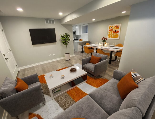 Living/Dining Room - 2119 W Potomac Ave Apartamentos Unidad G