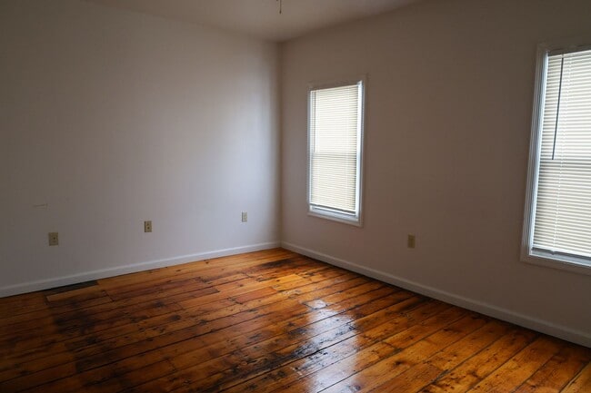 Photo - Lovely 4Br 2Bath with In-Unit Washer/Dryer Unit 123 Franklin