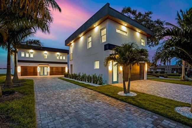 Photo - 5/3 Luxury Custom Home plus Boat dock, Pool and Stunning Views!!