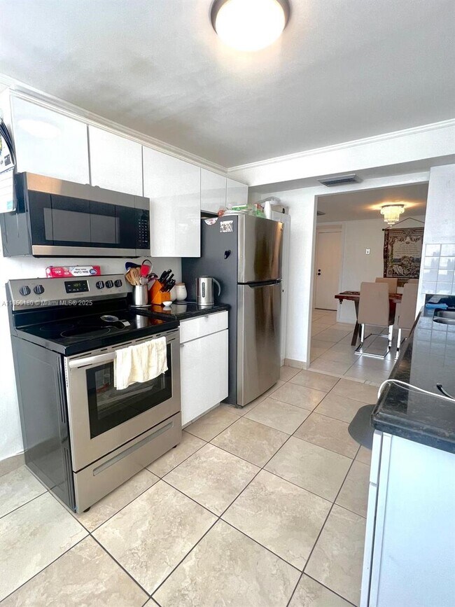 Building Photo - 100 Golden Isles Dr Unit 406 Rental