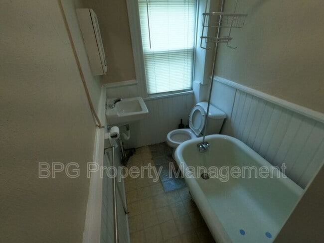 22 W Wolfe St