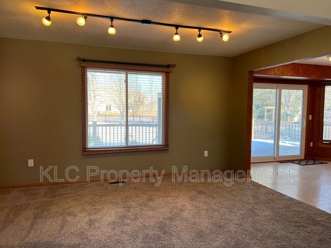 Photo - 15177 Hawthorn Dr