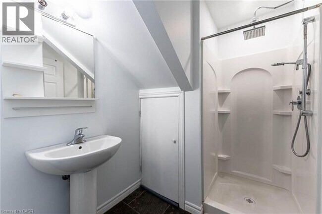 Photo - 265 Main St W