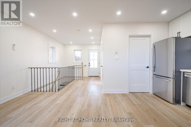 Photo - 809 Helen Crescent