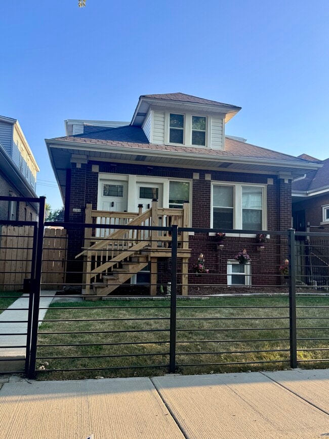 Building Photo - 4909 W Wellington Ave Rental
