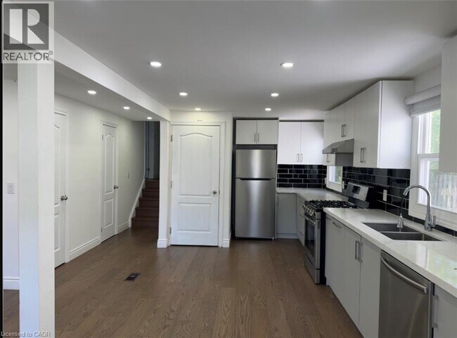 Photo - 28 Timberlane Crescent