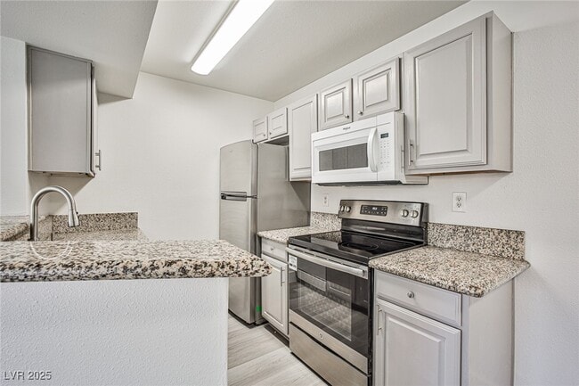 Building Photo - 5166 S Jones Blvd Unit 204