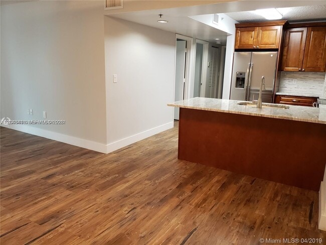 Photo - 104 SW 9th St Unit 304