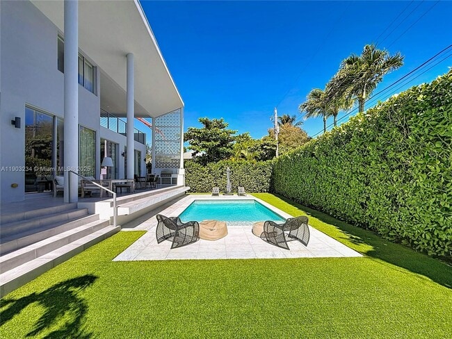 Photo - 561 Warren Ln