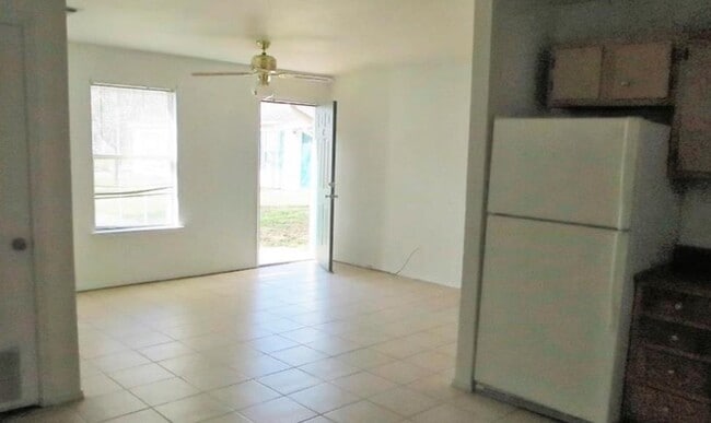 Sala de estar - 605 College St Unidad C