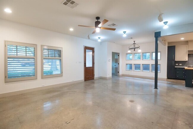 Photo - 610 W Live Oak St