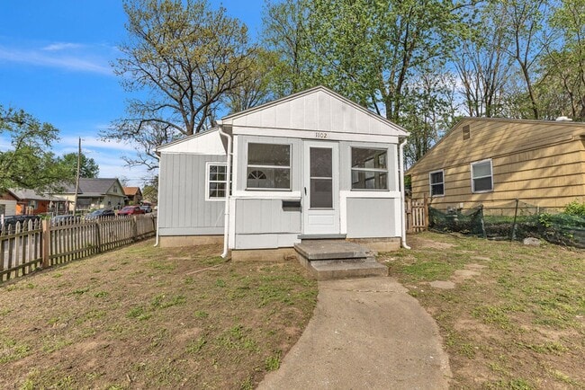 Building Photo - Renovated 4BR Home – Modern Finishes, Off-Street Parking