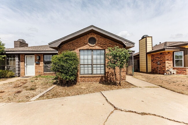Building Photo - 2 bedroom 2 bathroom Duplex