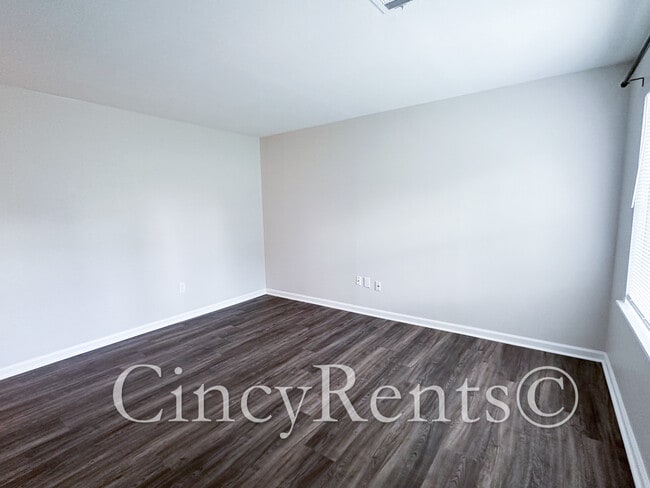 Photo - 988 Stratford Pl