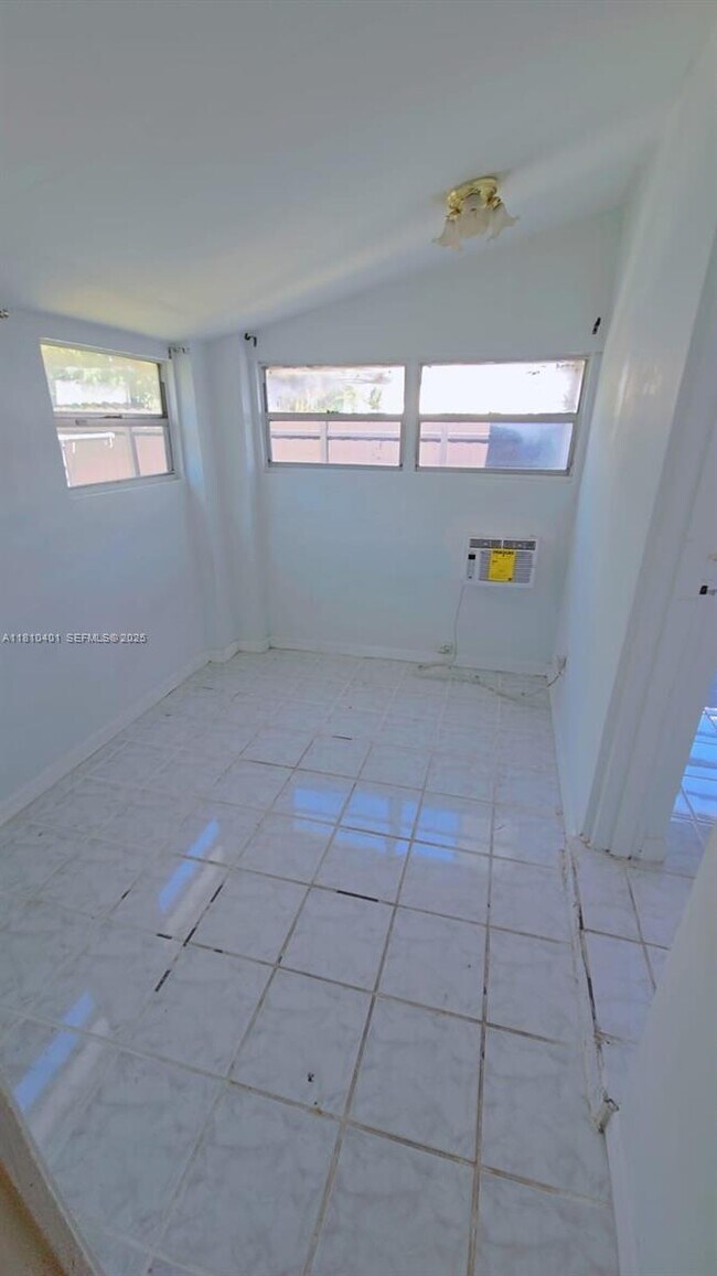 Photo - 1305 NE 146th St Unidad 0