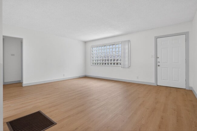 Photo - 933 Alamitos Ave Unidad 03