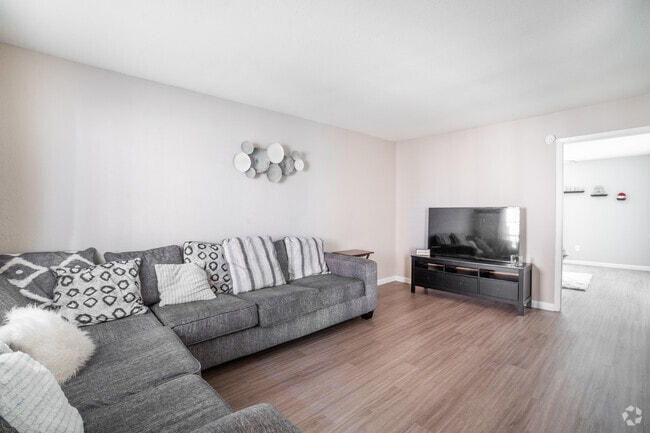 1BR, 1BA - 660SF - Living Room