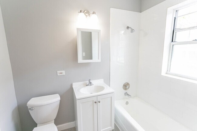 Photo - 7646 N Greenview Ave Unidad 3