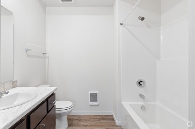 2BR, 2BR - 919SF - Bathroom